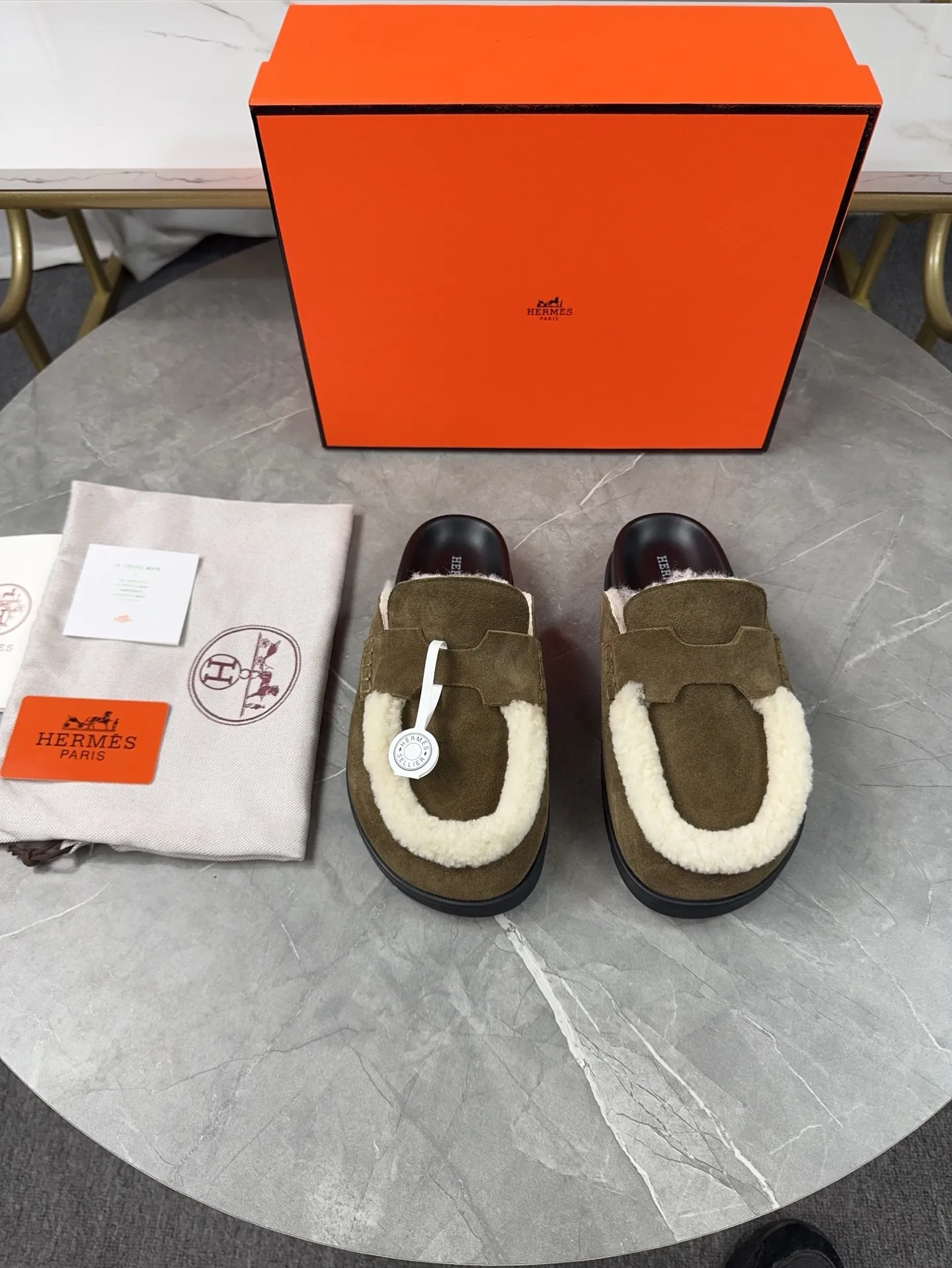 p460🐮🐮HERMES Birkenstock Mules🍬 Spring and summer really need versatile slippers. They have a casual and high-end feel, and the comfort is also great. The large toe design adds a playful feel, and the slip-on design is convenient and practical to wear. 🌷Upper: original high mercerized cow velvet 🌷Inner lining: wool 🌷Outsole: original TPU water platform + rubber film combination 🌷Number of sizes: women's size 35-40 (40-41 -42 is not returnable) men's size: 38-45 (45 is not returnable)